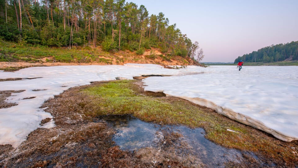 Glacier,"bulus",Is,Located,100,Km,From,Yakutsk.,A,Huge