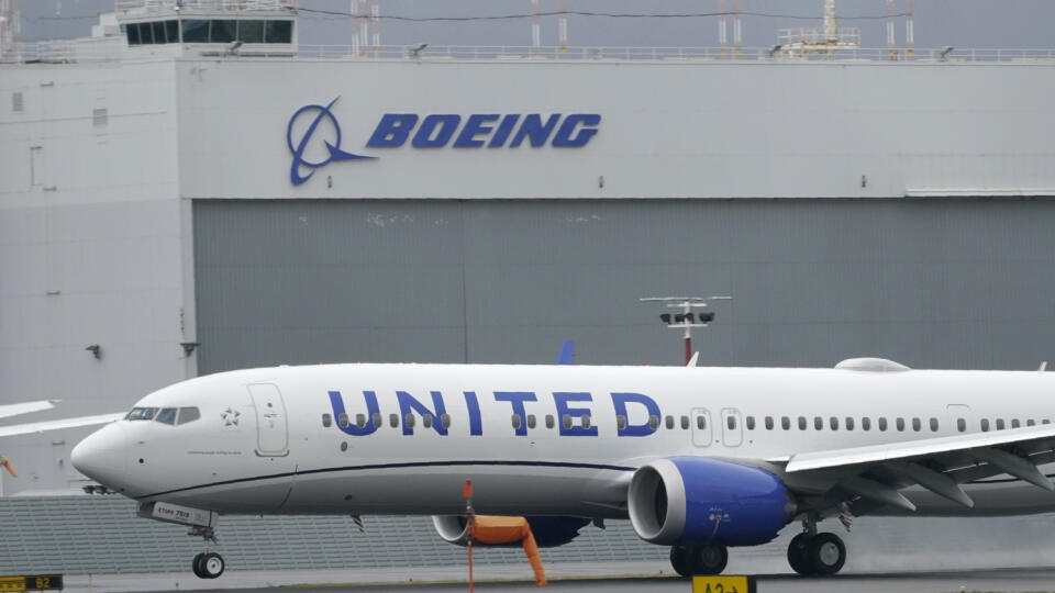 KK25 Seattle - Na archívnej snímke z 18. novembra 2020 lietadlo Boeing 737 Max 9 na medzinárodnom letisku v americkom Seattli. Spoločnosť United Airlines v utorok oznámila najväčšiu objednávku vo svojej histórii - až 270 nových lietadiel od výrobcov Boeing a Airbus. To signalizuje, že jeden z najväčších dopravcov v USA počíta s rastom domáceho dopytu po pandémii nového koronavírusu. Konkrétnejšie, americký dopravca plánuje kúpiť 200 lietadiel Boeing a 70 lietadiel Airbus v hodnote 35,4 miliardy