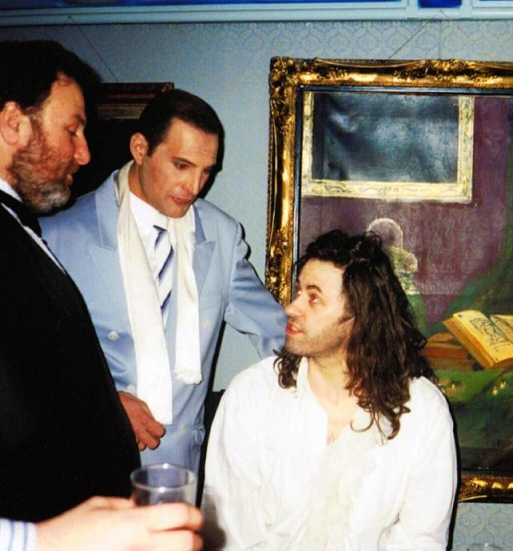Spevák Queen Freddie Mercury a manažér Gerry Stickells, vľavo a spevák Bob Geldof.