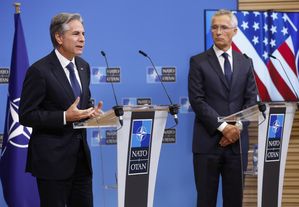EBE 36 Brusel - Na snímke zľava americký minister zahraničných vecí Antony Blinken a generálny tajomník NATO Jens Stoltenberg počas tlačovej koferencie po stretnutí v sídle aliancie v Bruseli 9. septembra 2022.  FOTO TASR/AP

U.S. Secretary of State Antony Blinken, left, and NATO Secretary General Jens Stoltenberg participate in a media conference after a meeting of NATO ambassadors at NATO headquarters in Brussels, Friday, Sept. 9, 2022. (Jonathan Ernst, Pool Photo via AP)