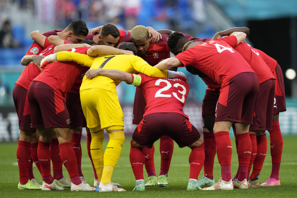 JB 25 Petrohrad - Švajčiarski hráči reagujú pred zápasom štvrťfinále Švajčiarsko - Španielsko na EURO 2020 vo futbale v Petrohrade 2. júla 2021. FOTO TASR/AP
Switzerland players gather together on the pitch before the Euro 2020 soccer championship quarterfinal match between Switzerland and Spain at Saint Petersburg stadium in St. Petersburg, Russia, Friday, July 2, 2021. (AP Photo/Dmitri Lovetsky, Pool)
