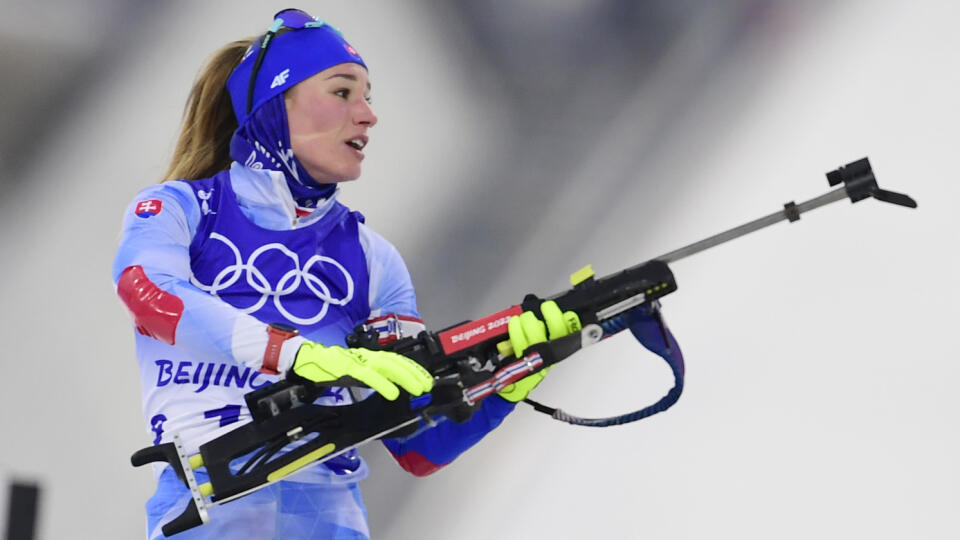Na snímke posledný výstrel v stoji, po ktorom netrafila terč slovenská biatlonistka Paulína Fialková v šprinte žien na 7,5 km na zimných olympijských hrách ZOH 2022 v Pekingu 11. februára 2022 v stredisku Čang-ťia-kchou. FOTO TASR - Martin Baumann
