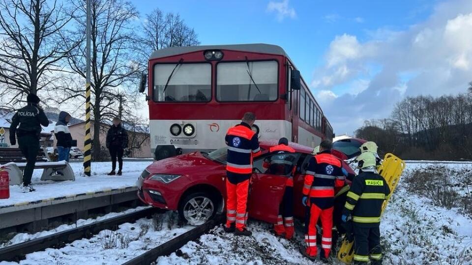 Na snímke zrážka vlaku a osobného auta v obci Veličná na Orave 26. novembra 2023.