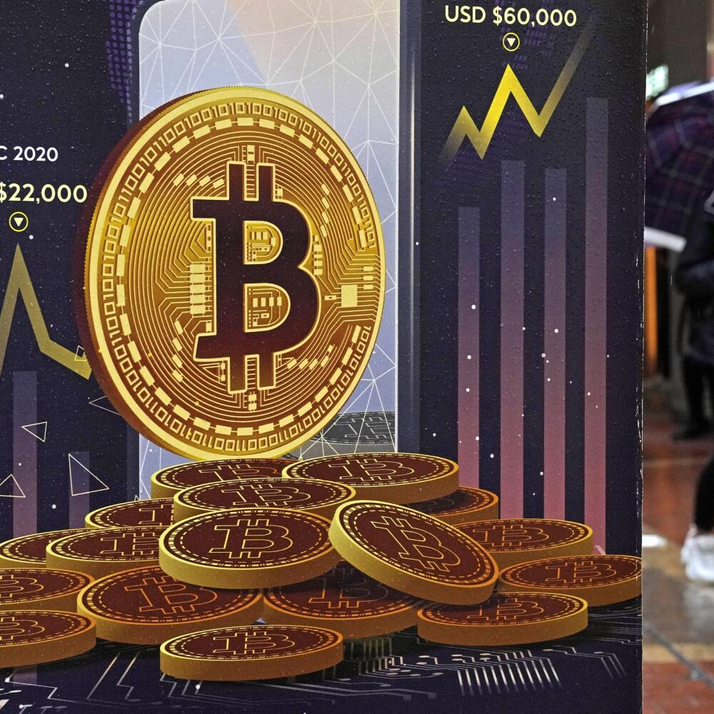 WA 1 archív Hongkong - Na archívnej snímke zo 17. februára 2022 reklamný pútač na kryptomenu bitcoin sa nachádza v uliciach v Hongkongu. Bitcoin si drží zisky z posledných dní. V pondelok večer 28. marca 2022 sa jeho cena dostala na tohtoročné maximum a nad 48.000 USD (43.771,66 eura). FOTO TASR/AP
FILE - An advertisement for Bitcoin cryptocurrency is displayed on a street in Hong Kong, Thursday, Feb. 17, 2022. Bitcoin prices have surged in recent days, Wednesday, March 2, as investors once a