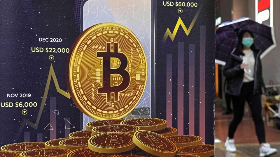 WA 1 archív Hongkong - Na archívnej snímke zo 17. februára 2022 reklamný pútač na kryptomenu bitcoin sa nachádza v uliciach v Hongkongu. Bitcoin si drží zisky z posledných dní. V pondelok večer 28. marca 2022 sa jeho cena dostala na tohtoročné maximum a nad 48.000 USD (43.771,66 eura). FOTO TASR/AP
FILE - An advertisement for Bitcoin cryptocurrency is displayed on a street in Hong Kong, Thursday, Feb. 17, 2022. Bitcoin prices have surged in recent days, Wednesday, March 2, as investors once a