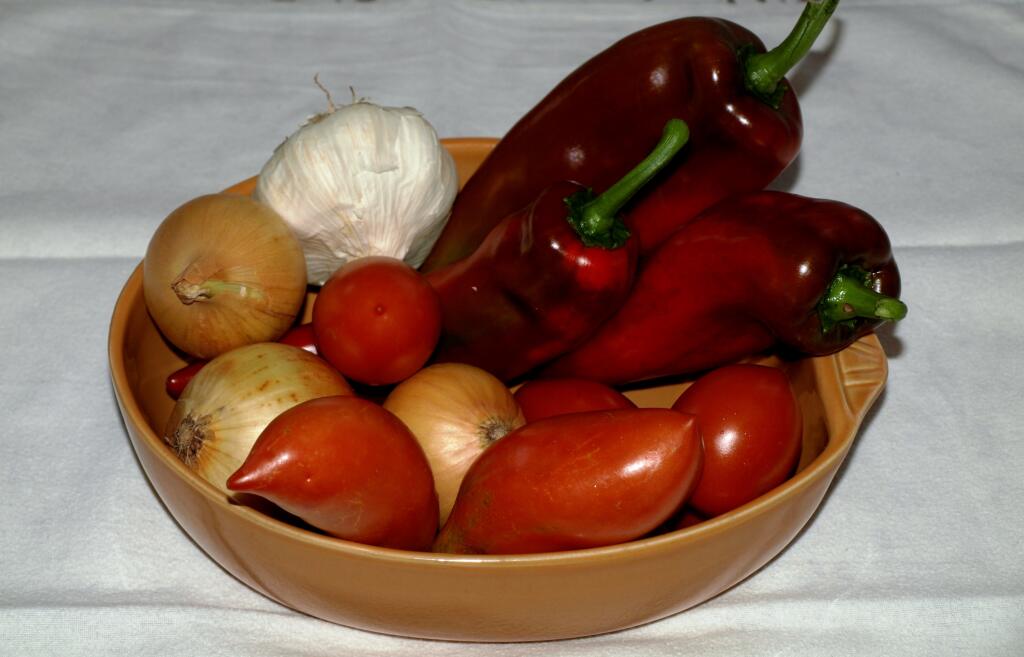 Prvým krokom k príprave živánky je príprava ingrediencií. Bude potrebovať 3 hrubostenné papriky, 6 paradajok, 4 veľké cibule a 5 strúčikov cesnaku.