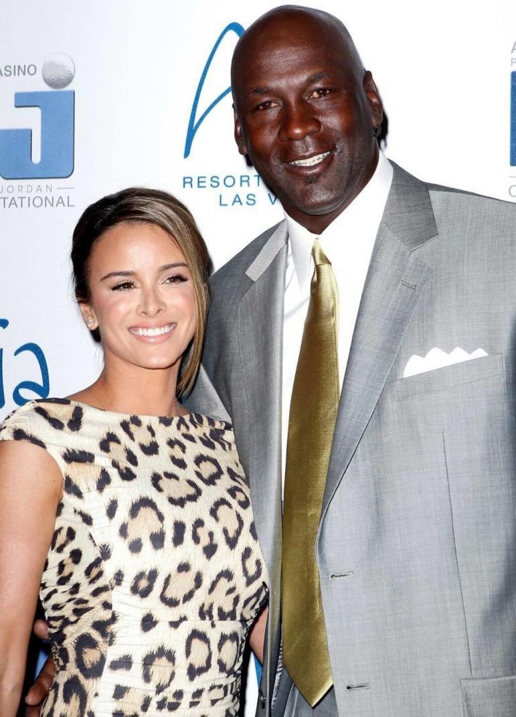 Najväčšia basketbalová hviezda Michael Jordan (57) má o 16 rokov mladšiu manželku Yvette Prieto.