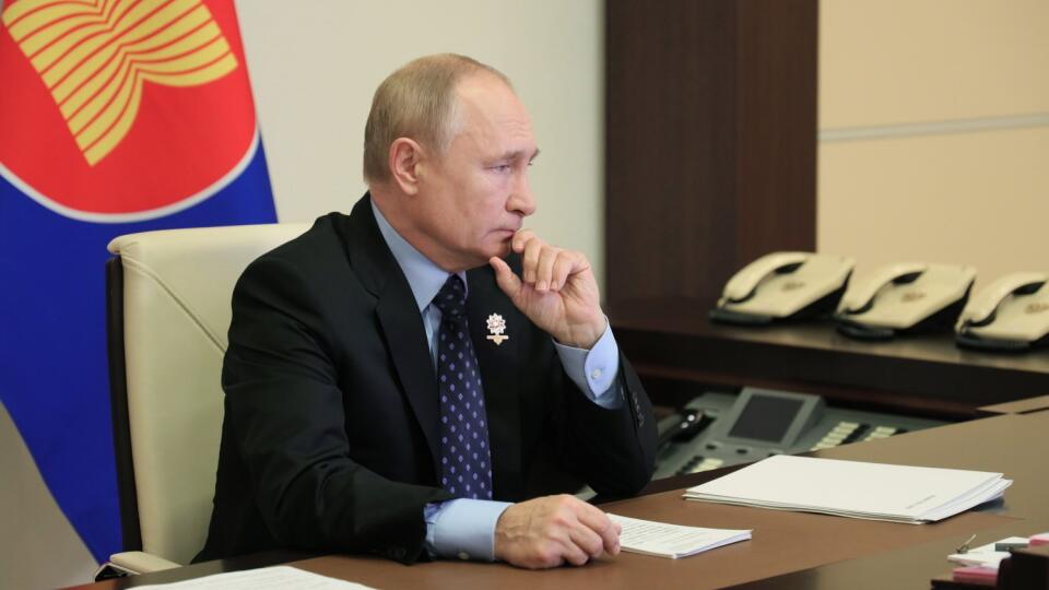 JB 10 Novo-Ogarjovo - Ruský prezident Vladimir Putin sa prostredníctvom videolinku zúčastňuje na summite Združenia krajín juhovýchodnej Ázie (ASEAN) v jeho rezidencii Novo-Ogarjovo pri Moskve 27. októbra 2021. Mjanmarská vojenská vláda bojkotovala v utorok summit Združenia krajín juhovýchodnej Ázie (ASEAN) po tom, čo veliteľovi junty Min Aun Hlainovi zakázal účasť. Ako píše agentúra AFP, vojenský režim tak ešte prehĺbil svoju izoláciu od zvyšku regiónu, ktorá sa začala, keď pred deviatimi mesiac