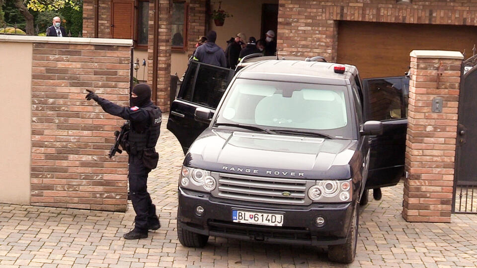 NAKA zadržala bývalého policajného prezidenta Tibora Gašpara. Spolu s ďalšími bývalými funkcionármi policajného zboru sú obvinení z niekoľkých skutkov.