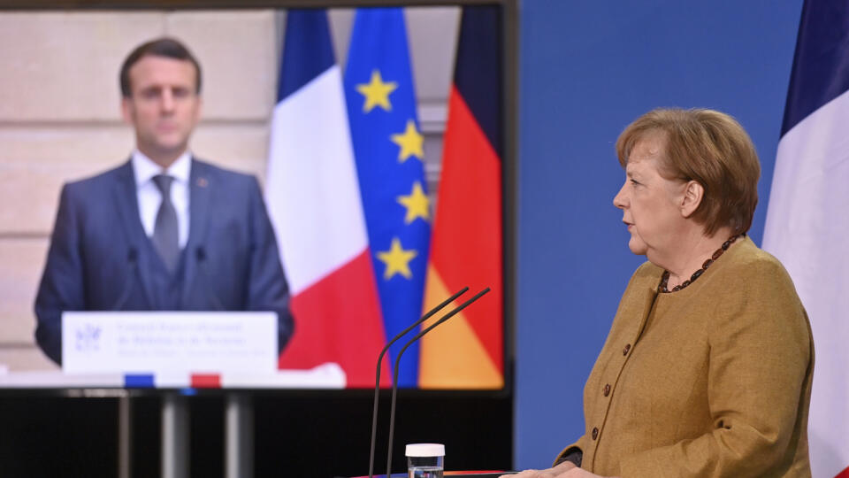 JB 16 Berlín - Nemecká kancelárka Angela Merkelová (vpravo) a francúzsky prezident  Emmanuel Macron počas tlačovej konferencie po virtuálnom rokovaní nemecko-francúzskej rady pre obranu a bezpečnosť v Berlíne 5. februára 2021. FOTO TASR/AP