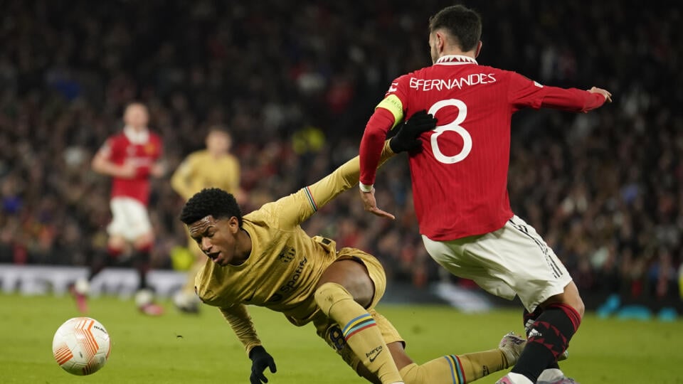 KK63 Manchester - Hráč Bruno Fernandes z Manchestru United fauluje Alejandra Baldeu z FC Barcelony v odvetnom zápase play off o osemifinále Európskej ligy Manchester United - FC Barcelona 23. februára 2023 v Manchestri. FOTO TASR/AP
Barcelona's Alejandro Balde, left, is fouled by Manchester United's Bruno Fernandes to give away a penalty, during the Europa League playoff second leg soccer match between Manchester United and Barcelona at Old Trafford stadium in Manchester, England, Thursday, Feb.
