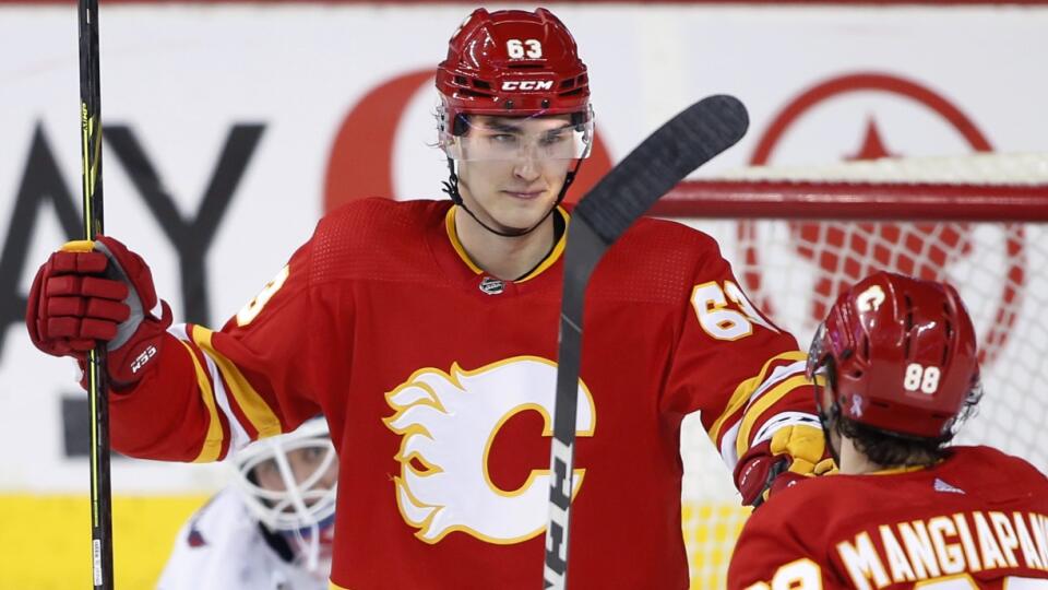 Adam Ružička v drese Calgary Flames.