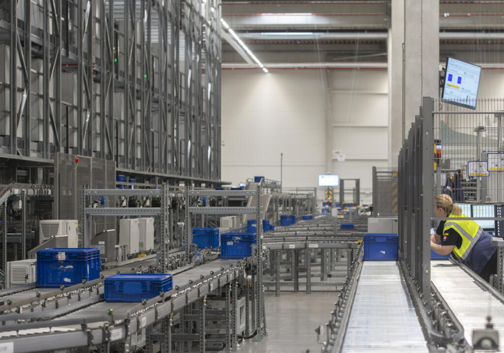 Na snímke dopravníkový pás v automatickom sklade v novovybudovanom logistickom centre, ktoré je jedným z najmodernejších na Slovensku, vo Volkswagene v Bratislave 22. novembra 2022. FOTO TASR - Martin Baumann