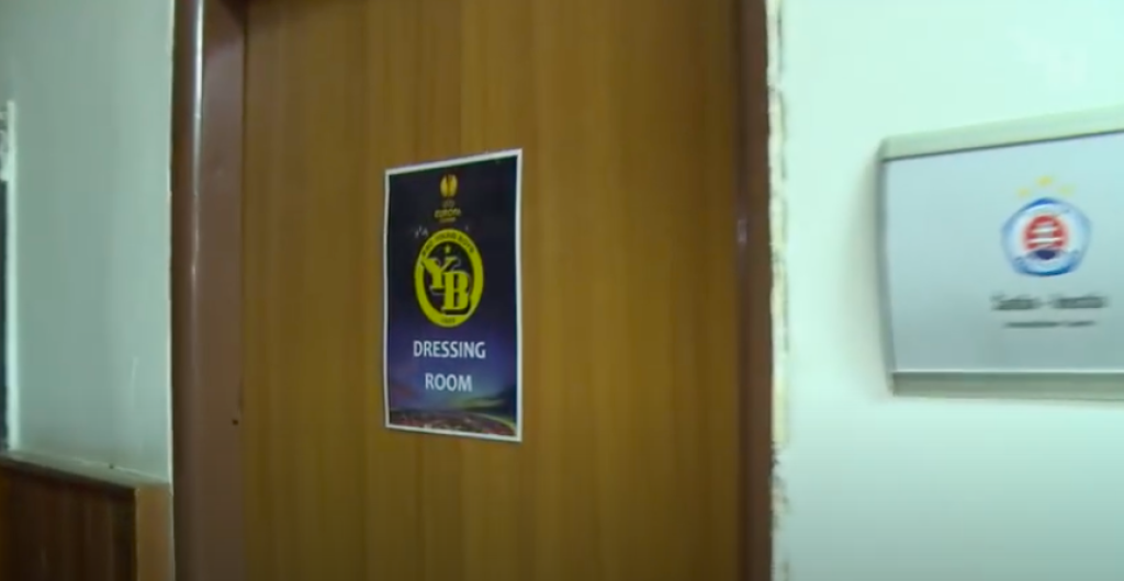 Odhalil kabínu, v ktorej boli hráči Bernu na starom štadióne Pasienky.