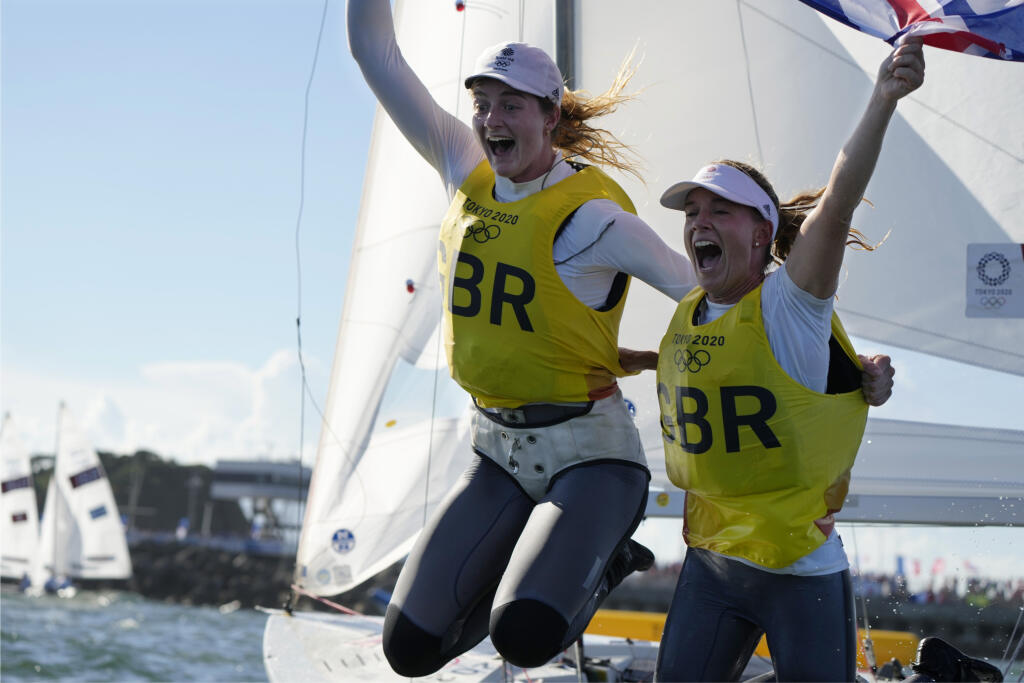 EBE 54 Tokio - Na snímke britské jachtárky Hannah Millsová a Eilidh McIntyreová oslavujú víťazstvo na XXXII. letných OH 2020 v Tokiu v triede 470er žien v prístave Enošima v stredu 4. augusta 2021. FOTO TASR/AP
Great Britain's Hanna Mills and Eilidh Mcintyre celebrate after the women's 470 race at the 2020 Summer Olympics, Wednesday, Aug. 4, 2021, in Fujisawa, Japan. Britain placed first in the race. (AP Photo/Gregorio Borgia)