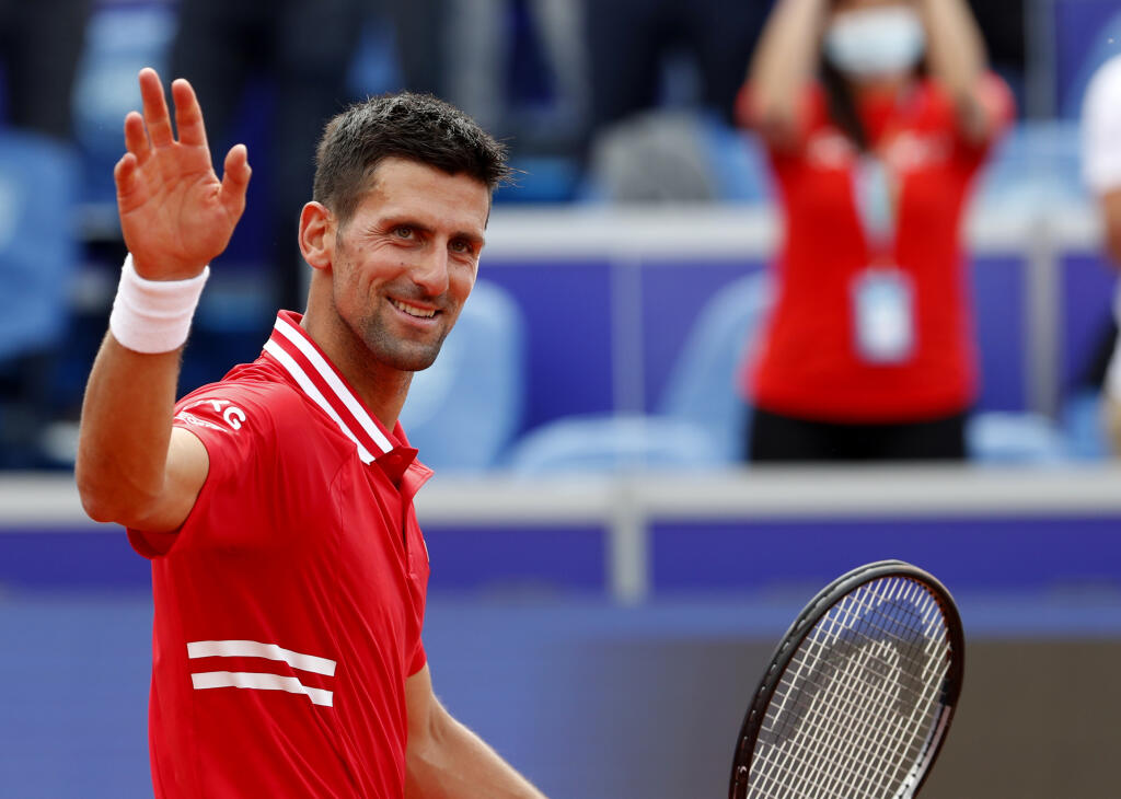 WA 44 Belehrad - Srbský tenista Novak Djokovič máva divákom po výhre 6:1, 6:0 nad Argentínčanom Federicom Coriom vo štvrťfinále mužskej dvojhry na antukovom turnaji ATP v Belehrade vo štvrtok 27. mája 2021. FOTO TASR/AP
Novak Djokovic of Serbia celebrates after winning against Federico Coria of Argentina in their tennis match, during the Belgrade Open tennis tournament in Belgrade, Serbia, Thursday, May 27, 2021. (AP Photo/Darko Vojinovic)