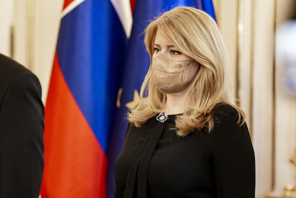 Zuzana Čaputová si na slávnostný akt obliekla čierne šaty.