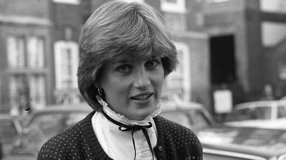 Na arch. snímke z novembra 1980  odchádza Diana, princezná z Walesu  zo svojho bytu v Knightsbridge.