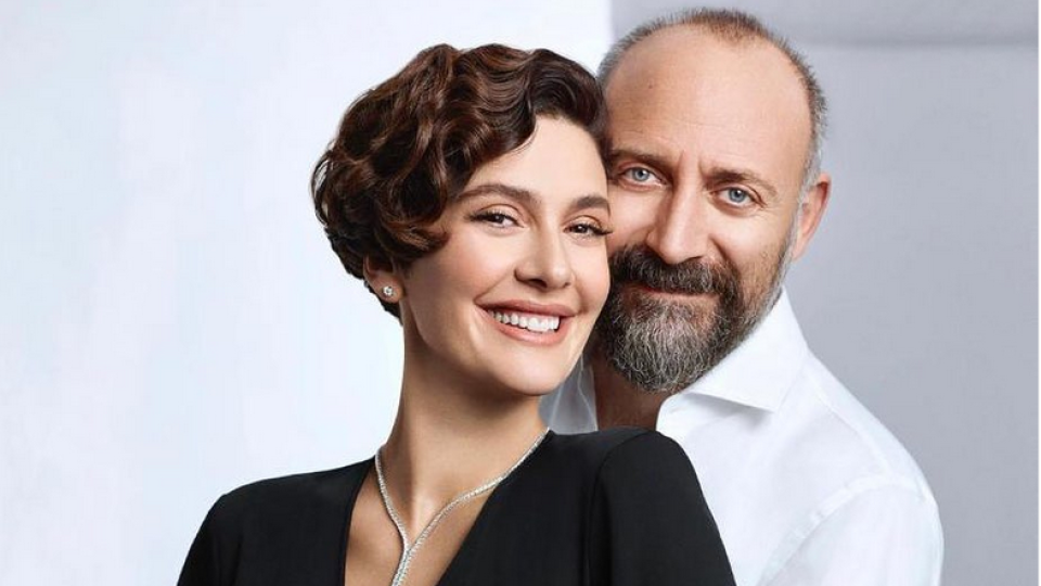 Bergüzar Korel a  Halit Ergenç sa tešia z druhého potomka