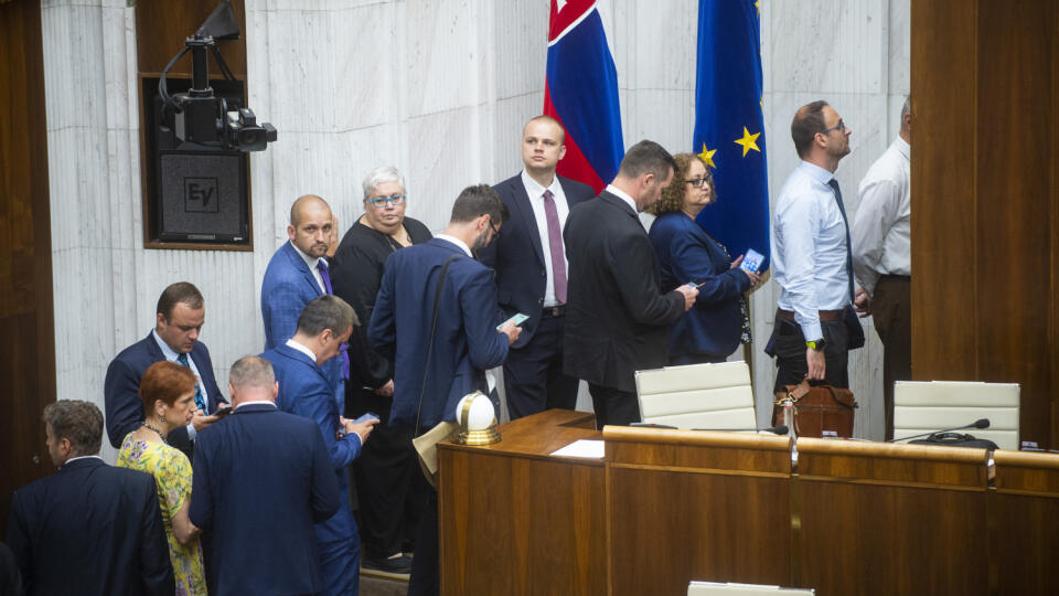 Na snímke poslanci Národnej rady SR počas verejného hlasovania voľby generálneho riaditeľa RTVS