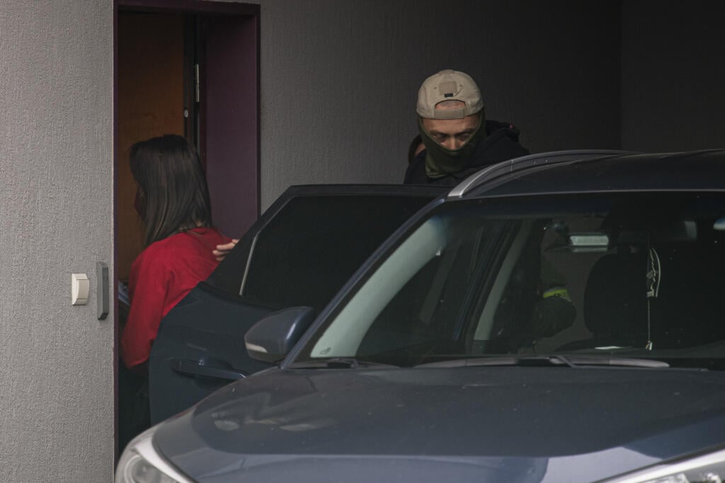 Prokurátor Úradu špeciálnej prokuratúry (ÚŠP) podal v piatok na Špecializovaný trestný súd (ŠTS) v Pezinku návrh na väzobné stíhanie v prípade siedmich obvinených osôb.  Ide o osoby, ktoré Národná kriminálna agentúra (NAKA) zadržala v stredu (19. 5.) v súvislosti s korupciou na Slovenskom pozemkovom fonde (SPF) v rámci akcií Latifundista a Feudál. Na snímke Gabriela B. Pezinok, 22. mája 2021. FOTO TASR - Michal Svítok