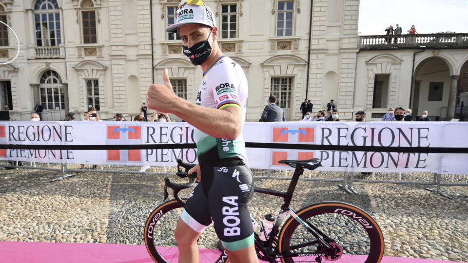 EBE 42 Turín - Na snímke slovenský cyklista Peter Sagan z tímu Bora-Hansgrohe počas prezentácie pred začiatkom etapových pretekov Giro d'Italia na zámku Valentino v talianskom Turíne vo štvrtok 6. mája 2021. Peter Sagan sa v sobotu postaví druhýkrát v kariére na štart cyklistických pretekov Giro d'Italia. Vlani sa mu na talianskych cestách podarilo ukončiť vyše ročné čakanie na triumf a aj tentokrát budú jeho cieľom hlavne etapové vavríny a tiež premiérový zisk cyklámenového dresu pre víťaza bod