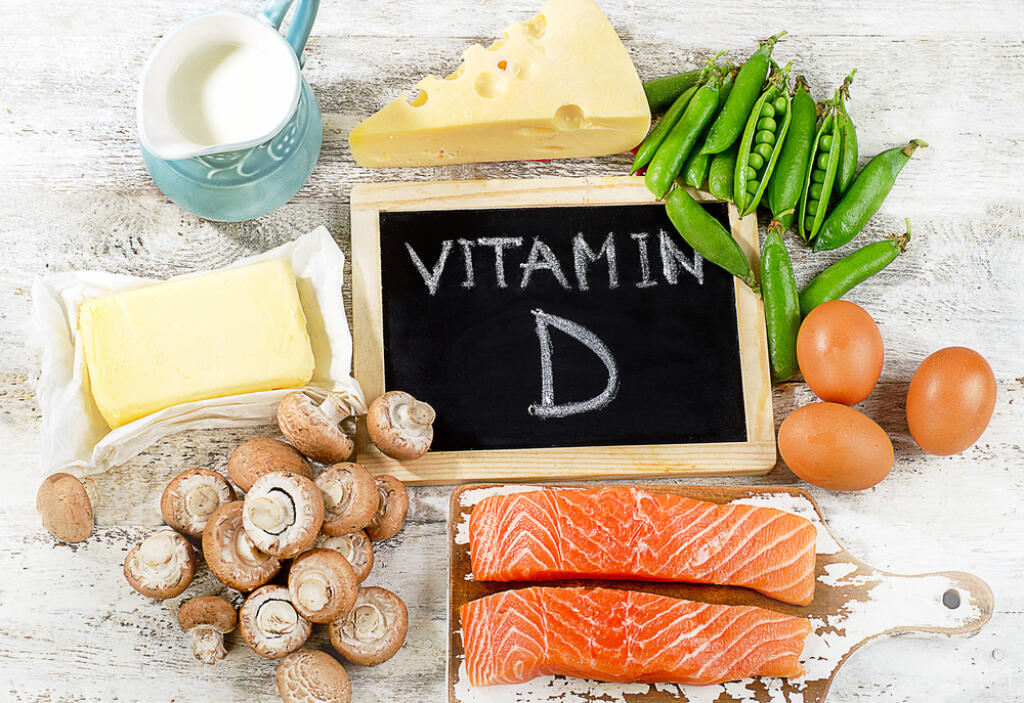 Vitamín D obsahuje slnečné žiarenie a mnoho potravín.