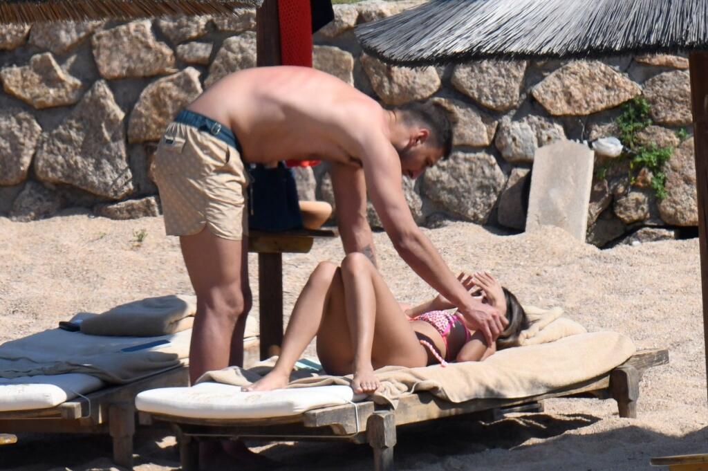 Donnarumma si užíva na dovolenke na Sardínii, spoločnosť mu robí sexi priateľka Alessia.