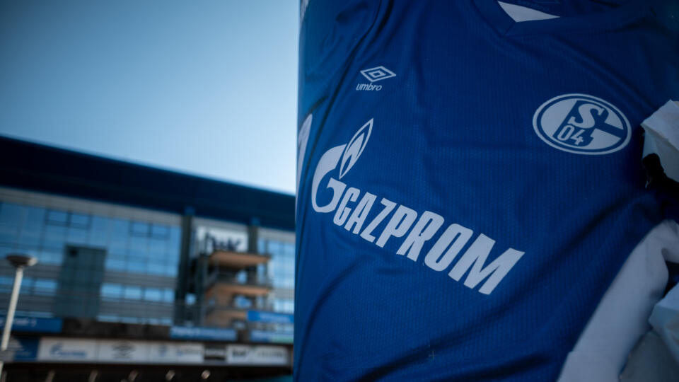 WA 36 Gelsenkirchen - Logo energetickej spoločnosti Gazprom, sponzora nemeckého futbalového klubu FC Schalke 04, sa nachádza na aktuálnom drese klubu pred futbalovou arénou v Gelsenkirchene v pondelok 28. februára 2022. Vedenie klubu v pondelok predčasne ukončilo sponzorskú zmluvu s energetickou spoločnosťou Gazprom, ktorej väčšinový vlastník je Ruská federácia. Ide o reakciu na ruskú inváziu na Ukrajinu, ktorú podporuje aj Bielorusko. Tímu patrí v tabuľke druhej najvyššej nemeckej súťaže piate