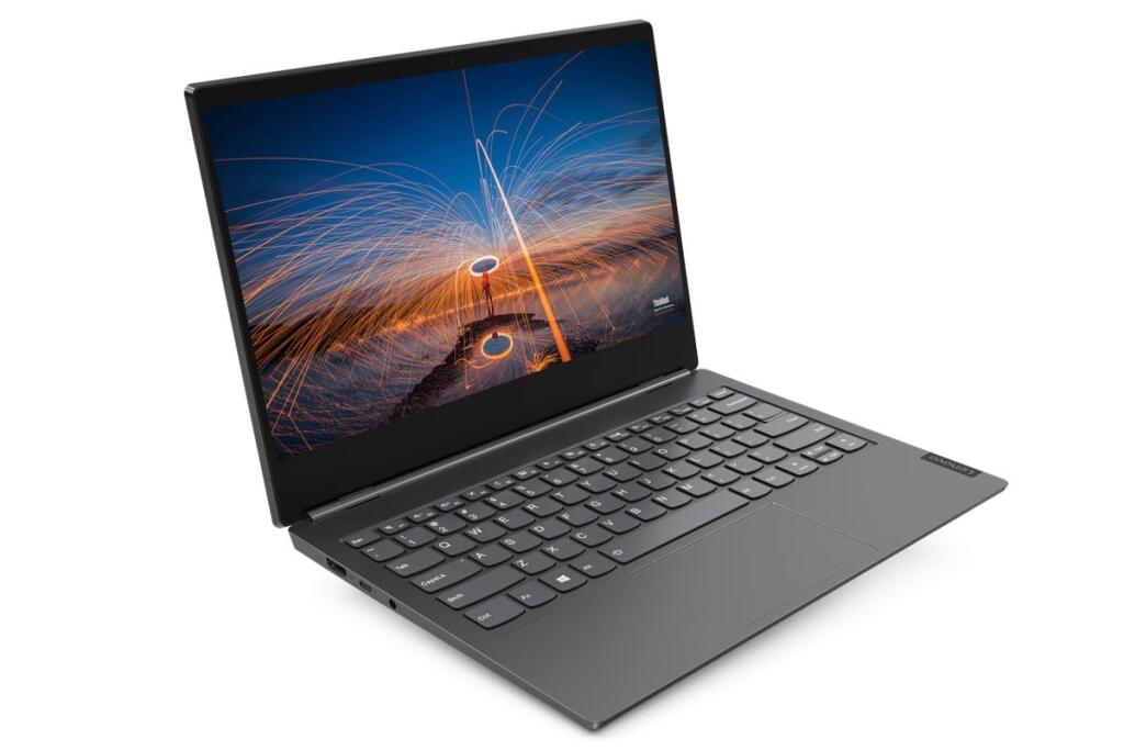 ThinkBook Plus na prvý pohľad vyzerá tuctovo