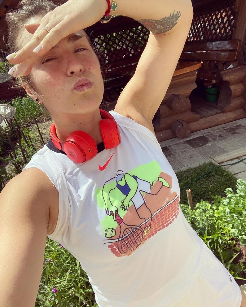 Bieloruska Aryna Sabalenková a jej letný pozdrav.