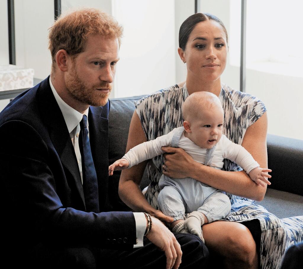 Terč kritiky: Meghan a Harry majú čo vysvetľovať. Verejnosti sa nepáčia ich súkromné lety ani pomerne drahá rekonštrukcia sídla Frogmore Cottage - vyšla na 2,6 milióna eur.