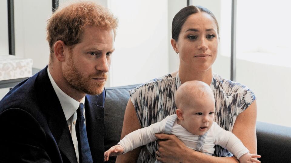 Terč kritiky: Meghan a Harry majú čo vysvetľovať. Verejnosti sa nepáčia ich súkromné lety ani pomerne drahá rekonštrukcia sídla Frogmore Cottage - vyšla na 2,6 milióna eur.