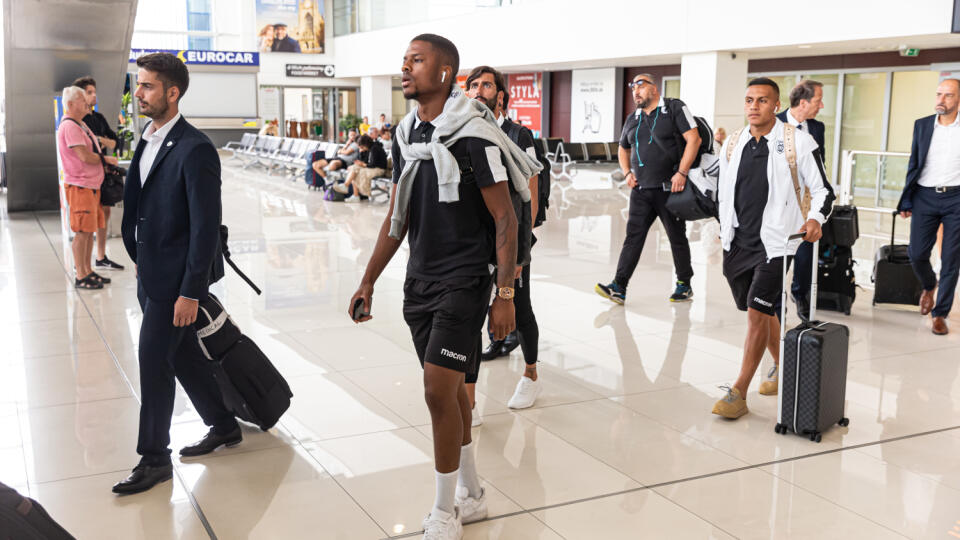 Futbalová výprava PAOK - u Solúň sa po prílete do Bratislavy správala arogantne