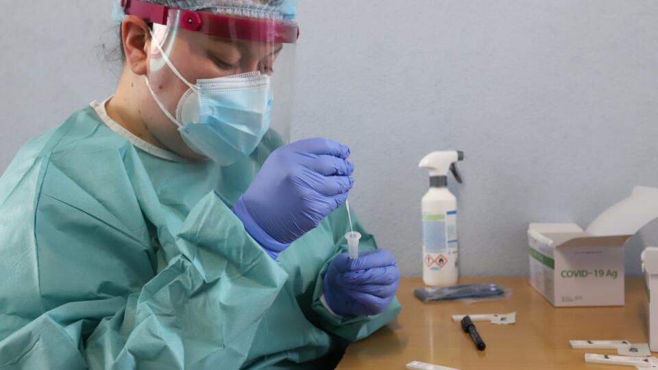 Na snímke bezplatné testovanie antigénovými testami na prítomnosť nového koronavírusu pred nemocnicou AGEL vo Zvolene 10. novembra 2020. FOTO TASR - Ján Krošlák