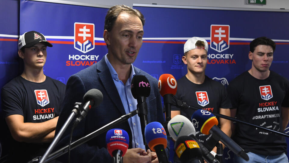 Tlačová konferencia a autogramiáda draftovaných mladých hokejistov do zámorskej NHL v Poprade na zimnom štadióne 26. júla 2022. Na snímke v popredí prezident SZĽH Miroslav Šatan a draftovaní hokejisti, vzadu vľavo Adam Žlnka, druhý sprava Adam Sýkora a vpravo Šimon Nemec. FOTO TASR - Milan Kapusta