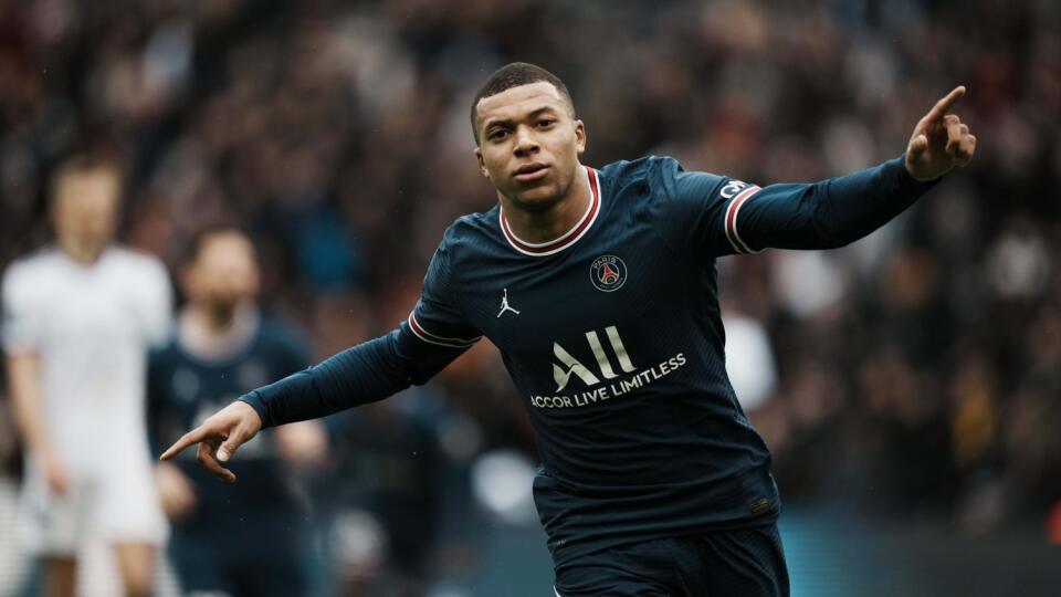 WA 63 Paríž - Futbalista Paríža St. Germain Kylian Mbappe sa teší po strelení gólu v zápase 28. kola francúzskej Ligue 1 Paríž SG - Bordeaux v Paríži v nedeľu 13. marca 2022. FOTO TASR/AP
PSG's Kylian Mbappe celebrates after scoring his side's first goal during the French League One soccer match between Paris Saint-Germain and Bordeaux at the Parc des Princes stadium in Paris, France, Sunday, March 13, 2022. (AP Photo/Thibault Camus)