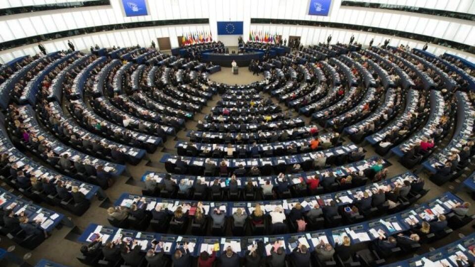 EBE 13 Štrasburg - Na snímke pápež František reční počas svojho vystúpenia v Európskom parlamente vo francúzskom Štrasburgu 25. novembra 2014. FOTO TASR/AP
In this photo provided by Vatican newspaper L'Osservatore Romano, Pope Francis delivers his speech at the European Parliament in Strasbourg, France, Tuesday, Nov. 25, 2014. Pope Francis has demanded Europe craft a unified and fair immigration policy, saying the thousands of refugees coming ashore need acceptance and assistance, not self-inte