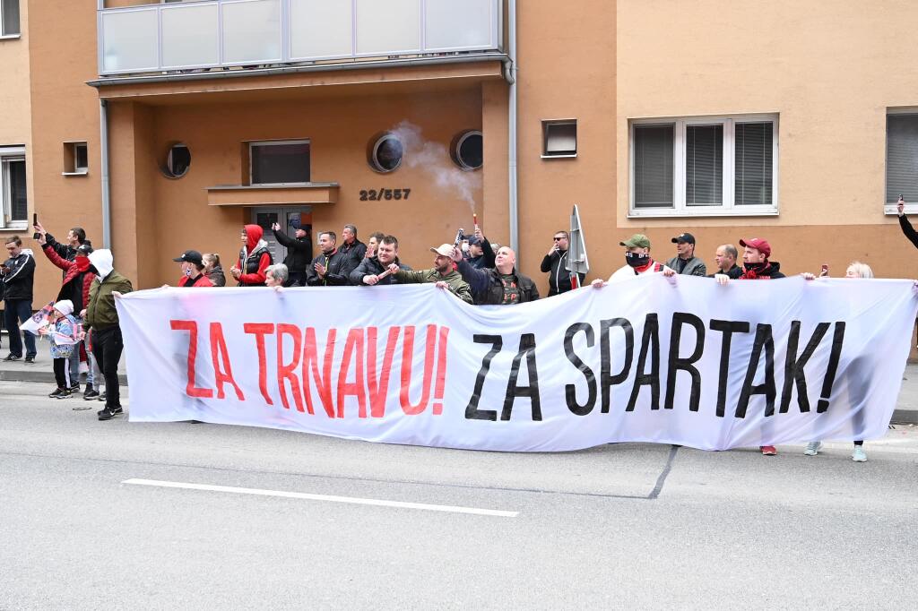 Fanúšikovia Spartaka Trnava vyprevádzali dymovnicami a svetlicami hráčov na zápas proti Slovanu Bratislava.