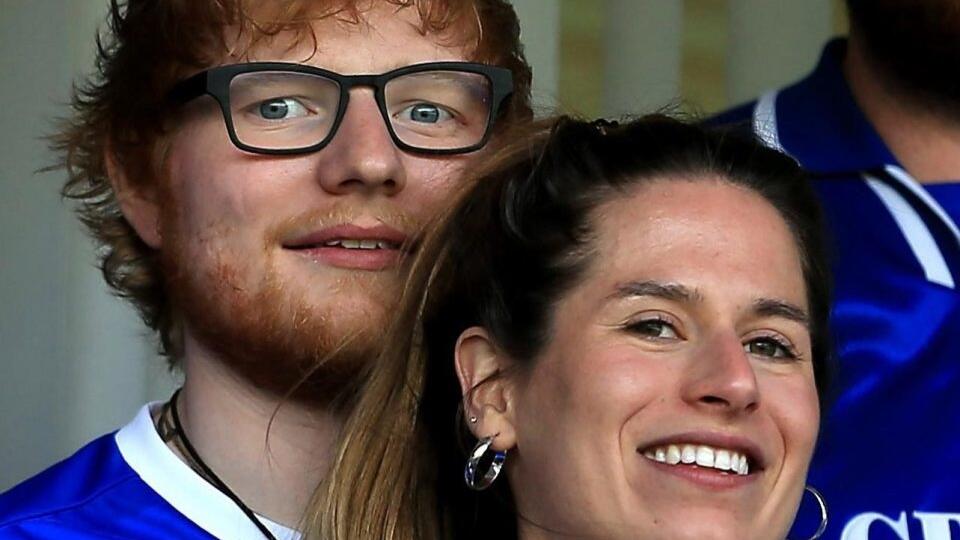 Foto A Je To Vonku Spevak Ed Sheeran Oznamil Krasnu Novinku Ako Sa Mu To Podarilo Utajit