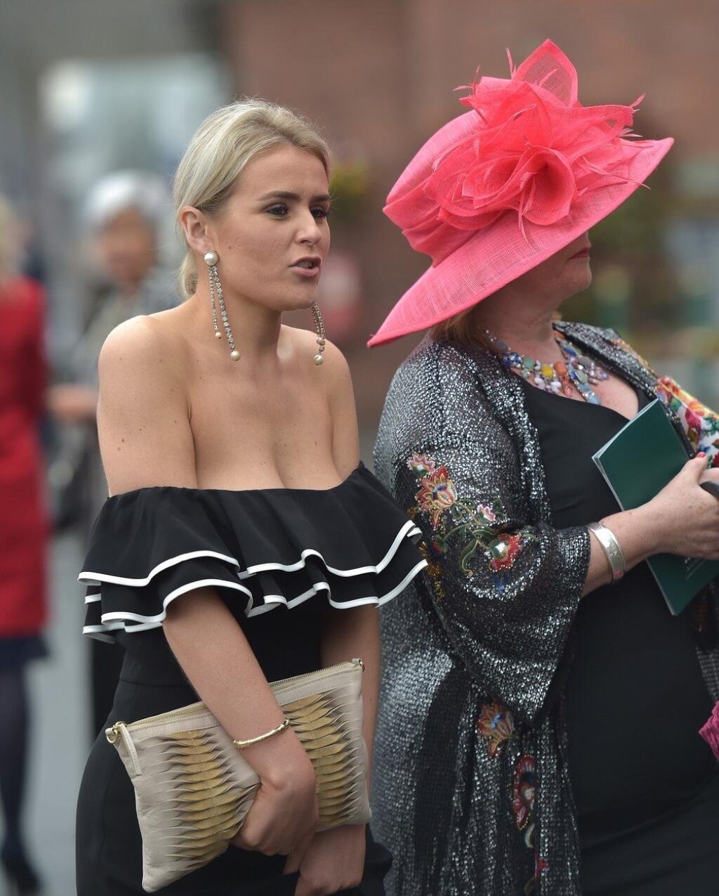 Aj 171. ročníka Randox Health Veľkej národnej steeplechase na hipodróme Aintree v anglickom Liverpoole začínal v piatok slávnym Ladies day (dňom žien). Tisícky dám bez žiadneho vkusu nahodili najhlbšie výstrihy, doma nechali všetky zábrany a rozhodli sa v množstve vypitého alkoholu zapísať do Guinessovej knihy rekordov.