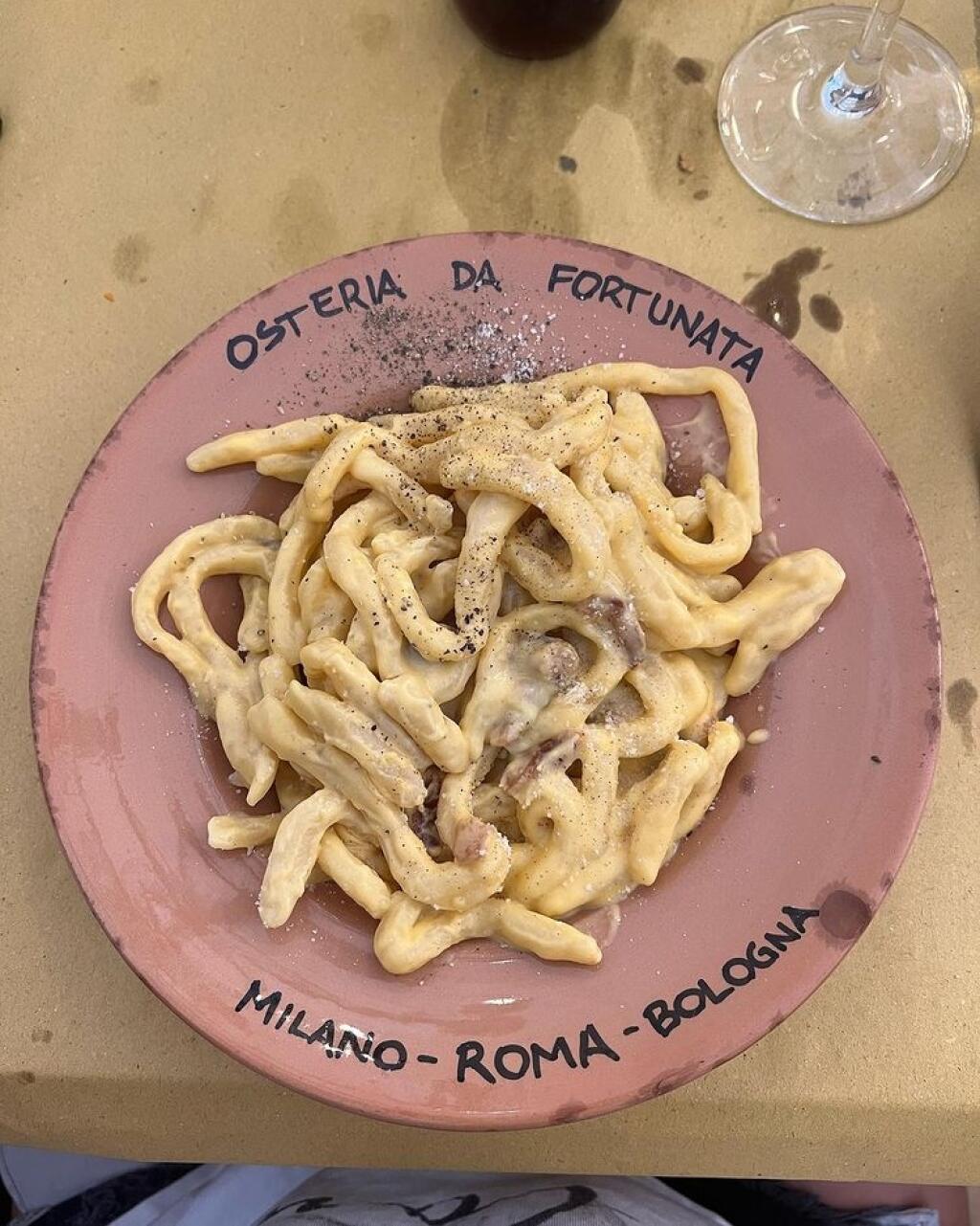 Romantická večera v Ríme nesmela chýbať. Ktovie, aký darček Mišo od Petry dostal. Tipnete si?