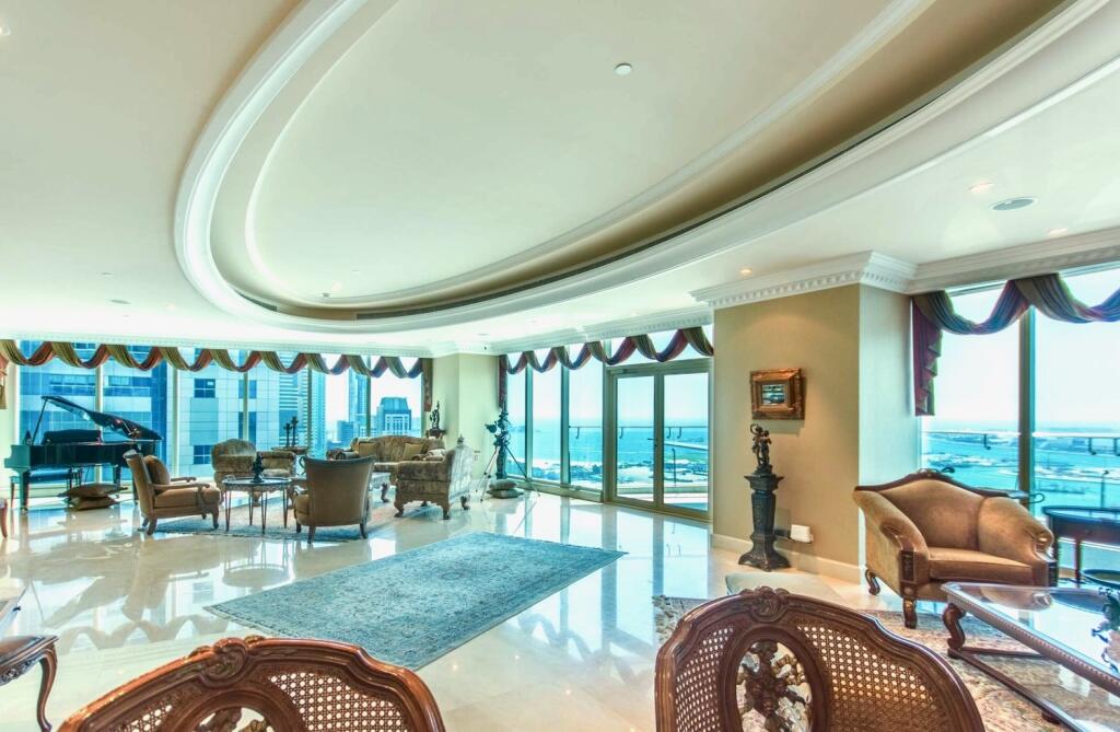 Keď boli Federerovci v Dubaji, užívali si v luxusnom apartmáne. Krásna spoločenská miestnosť ponúka výhľady na všetky strany.