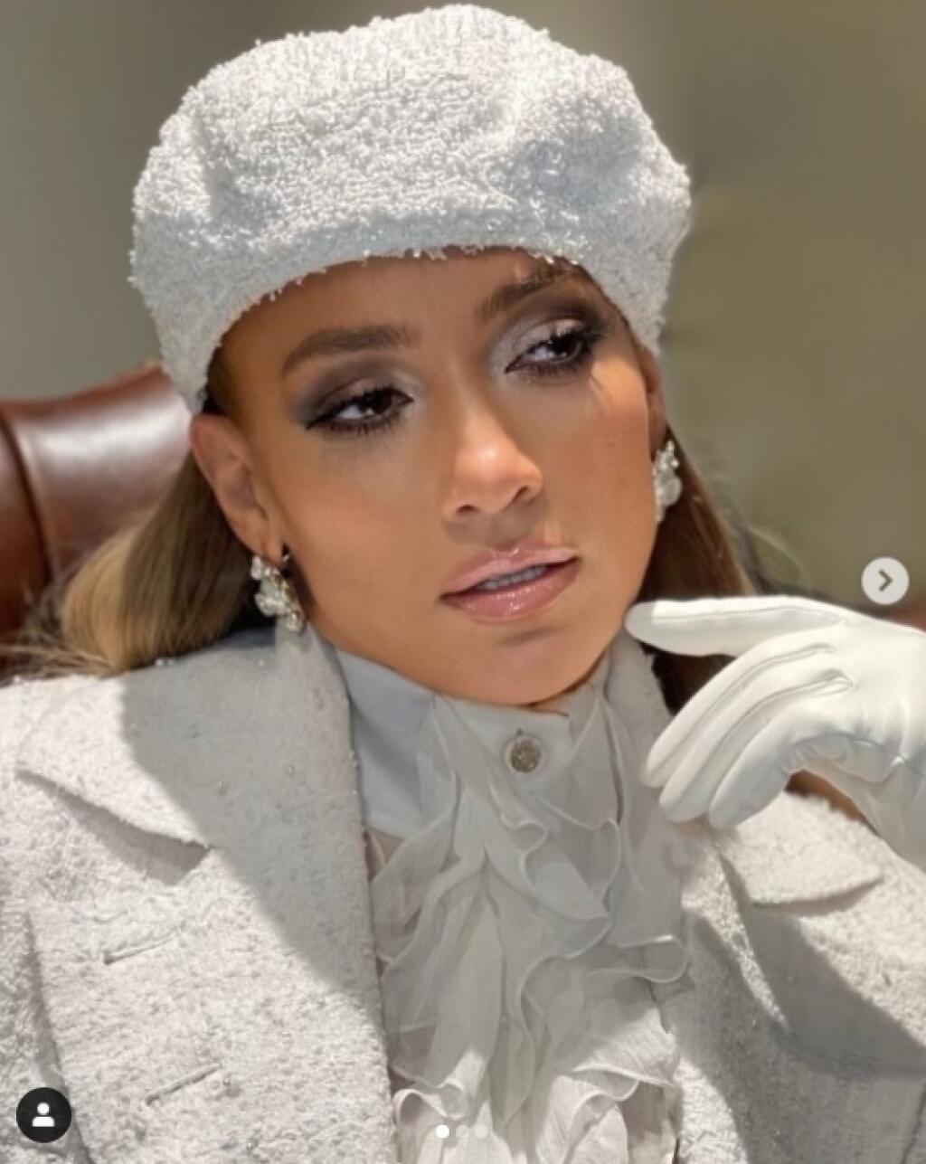 Speváčka Jennifer Lopez priletela do Washingtonu na inauguráciu prezidenta v sivom outfite. Na skúške mala kostým so vzorom kohútej stopy a na samotnej inaugurácii zaspievala celá v bielom.