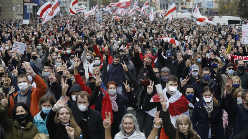 Ľudia vykrikujú počas pokračujúcich opozičných protestov za odstúpenie bieloruského prezidenta Alexandra Lukašenka v Minsku.