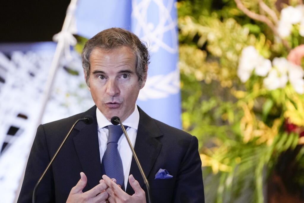 PK 25 Tokio - Na snímke generálny riaditeľ Medzinárodnej agentúry pre atómovú energiu (MAAE) Rafael Grossi sa prihovára počas spoločnej tlačovej konferencie s japonským ministrom zahraničných vecí Jošimasom Hajašim v Tokiu vo štvrtok 19. mája 2022. FOTO TASR/AP

Director-General of the International Atomic Energy Agency (IAEA) Rafael Grossi speaks as Japanese Foreign Minister Yoshimasa Hayashi listens during a news conference at the Iikura guesthouse in Tokyo, Thursday, May 19, 2022. (AP Photo/H