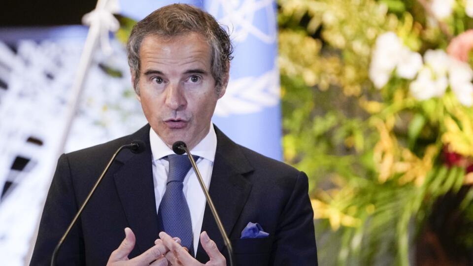 PK 25 Tokio - Na snímke generálny riaditeľ Medzinárodnej agentúry pre atómovú energiu (MAAE) Rafael Grossi sa prihovára počas spoločnej tlačovej konferencie s japonským ministrom zahraničných vecí Jošimasom Hajašim v Tokiu vo štvrtok 19. mája 2022. FOTO TASR/AP
Director-General of the International Atomic Energy Agency (IAEA) Rafael Grossi speaks as Japanese Foreign Minister Yoshimasa Hayashi listens during a news conference at the Iikura guesthouse in Tokyo, Thursday, May 19, 2022. (AP Photo/H
