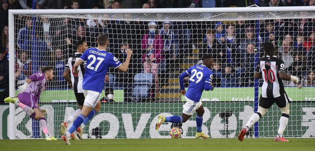 EBE 80 Leicester - Na snímke vľavo slovenský brankár Newcastlu Martin Dúbravka, uprostred gól strieľa hráč Leicestru Patson Daka v zápase 16. kola anglickej Premier League vo futbale Leicester City - Newcastle United (4:0) v nedeľu 12. decembra 2021. FOTO TASR/AP
Leicester's Patson Daka, center, scores his side's second goal during the English Premier League soccer match between Leicester City and Newcastle United at King Power stadium in Leicester, England, Sunday, Dec. 12, 2021. (AP Photo/Ru