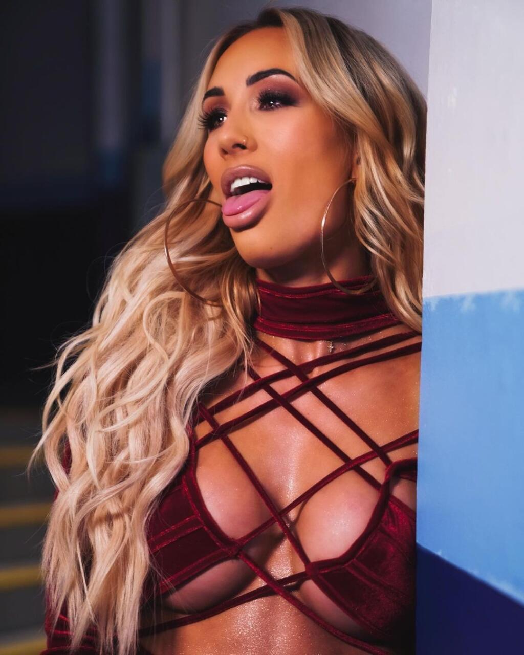 Sexi Carmella sa rada chváli svojimi prsiami, ktoré teraz ukázala celému svetu.