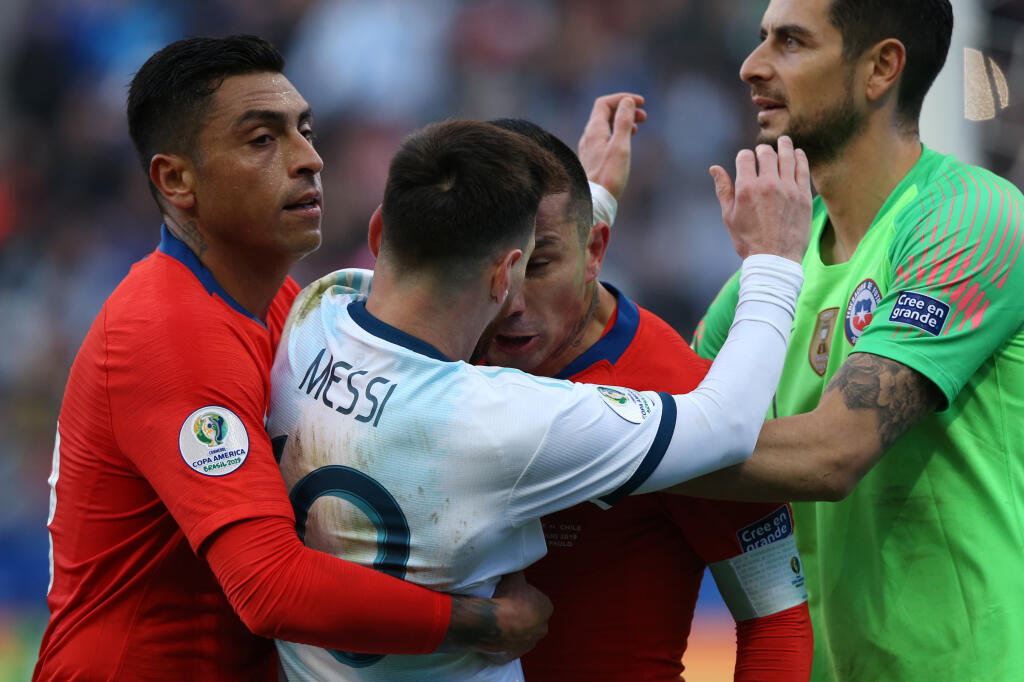 Lionel Messi dostal po strkanici s Medelom červenú kartu.
